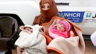 Syyrian pakolainen kahden pienen lapsen kanssa YK:n johtamalla terveusklinikalla.