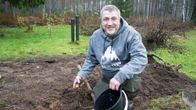 Sotkamolainen Jari Kropsu kuokkimassa perunoita