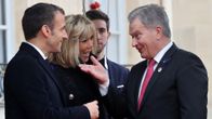 Emmanuel Macron ja Sauli Niinistö tervehtivät toisiaan Elysee-palatsin edessä Pariisissa isänpäivänä 11. marraskuuta.