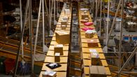 Postipaketteja Helsingin postin lajittelukeskuksessa
