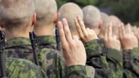 Merivoimien sotilas vannoo sotilasvalan Upinniemessä.