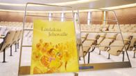 Jehovan todistajain laulukirja valtakunnansalissa Vantaalla.