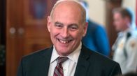 Valkoisen talon väistyvä kansliapäällikkö John Kelly hymyilee vapautuneesti.