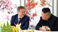 Etelä-Korean presidentti Moon Jae-in ja Pohjois-Korean johtaja Kim Jong-un keskustelevat. Molemmat hymyilevät.
