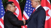 Pohjois-Korean johtaja Kim Jong-un ja Yhdysvaltain presidentti Donald Trump kättelevät Singaporessa.
