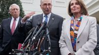 Chuck Schumer ja Nancy Pelosi puhuivat lehdistölle 2. joulukuuta tavattuaan presidentin Valkoisessa talossa. 