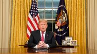 Presidentti Trump puhuu Valkoisessa talossa.