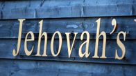 Jehova -sana kirjaimin seinässä.