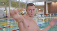 Ari-Pekka Liukkonen havainnollistaa uintiliikettä.
