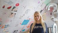 Jennifer Käld huoneessaan, jonka seinät ovat täynnä fanipostia. 