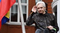 Julian Assange puhui medialle Ecuadorin Lontoon suurlähetystön parvekkeella 19. toukokuuta 2017.