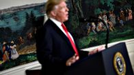 Yhdysvaltain presidentti Donald Trump pitämässä tiedoitustilaisuutta Valkoisessa talossa. 