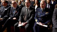 Puolustusministeri Jussi Niinistö ja puolustusvoimain komentaja kenraali Jarmo Lindberg (oik.) 228. valtakunnallisen maanpuolustuskurssin avajaisissa Helsingin Säätytalolla maanantaina 21. tammikuuta.
