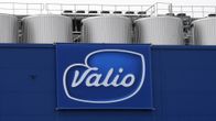 Valion logo tehdasrakennuksen seinässä.
