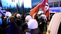  Poliisi pysäytti uusnatsien Kohti vapautta! -marssin ja poisti osallistujien hakaristiliput Hakaniemessä Helsingissä itsenäisyyspäivänä 6. joulukuuta 2018.