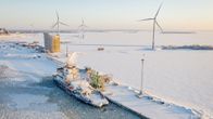 Jäänmurtaja Polaris tankkaa LNGtä Tornion Röyttässä.