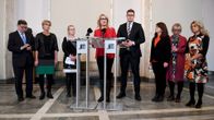 Koko oppositio, Paavo Väyrynen ( vas.), RKP:n Veronica Rehn-Kivi, perussuomalaisten Leena Meri, SDP:n Maria Guzenina ja Antti Lindtman, vihreiden Outi Alanko-Kahiluoto, vasemmisoliiton Aino-Kaisa Pekonen ja KD:n Päivi Räsänen   järjestivät yhteisen tiedotustilaisuuden koskien vanhusten hoitoa eduskunnan valtiosalissa 5. helmikuuta 2019. 