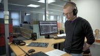 Arttu Koistinen lukee uutisia paikallisradioon.
