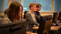 Ysiluokkalaiset Veera Takala (vas.), Markus Kinnunen ja Jaakko Hautaniemi tutkimassa tarjolla olevia työpaikkoja Jaakko Ilkan koulussa Ilmajoella.