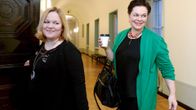 Valiokunnan puheenjohtaja Krista Kiuru ja varapuheenjohtaja annakaisa Heikkinen saapuvat sosiaali- ja terveysvaliokunnan kokoukseen eduskunnassa Helsingissä perjantaina 1. maaliskuuta