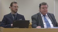 Oikeussalissa Iisakki Kiemunki ja asianajaja Olli Forsell