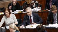 SDP:n, puheenjohtaja kansanedustaja Antti Rinne käsi äänestysnapilla eduskunnan täysistunnossa Helsingissä 11. maaliskuuta 2019. Rinteen vieressä istuvat puoluekollegat Sirpa Paatero ja Antti Lindtman (oik.)