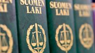 lakikirjoja hyllyssä