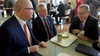 Eduskuntatyöstä luopuvat kansanedustajat SDP:n Eero Heinäluoma (vas.) ja kokoomuksen Pertti Salolainen (oik.) keskustelevat SDP:n puheenjohtajan Antti Rinteen kanssa eduskunnan kuppilassa.