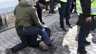 Soldiers of Odin -takkinen mies, joka yritti lyödä sinisten Timo Soinia, maahan kaadettuna ja kiinni otettuna Korson maalaismarkkinoilla Vantaalla sunnuntaina 24. maaliskuuta.