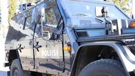 Hämeen poliisilaitoksen ensimmäinen panssaroitu poliisiauto Lahden pääpoliisiasemalla.