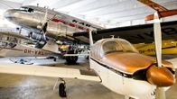 Suomen Ilmailumuseon näyttelyhalli 2 - etualalla kuvassa nähtävillä Piper PA-28R-180.