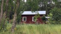 Itseoppinut perinteenkerääjä Matti Simola kuoli Paimiossa vuonna 2004.  Pieni punainen mökki jäi hänen viimeiseksi asuinpaikakseen.