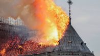 Notre Dame katto ilmiliekeissä
