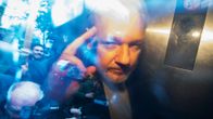 Julian Assange kuvattuna vankila-autossa Southwarkin oikeustalolla Lontoossa 1. toukokuuta.