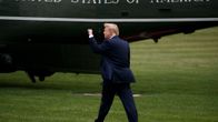 Presidentti Donald Trump kävelee lentokonettaan kohti.