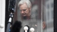 Julian Assange Ecuadorin Lontoon suurlähetystön parvekkeella toukokuussa 2017.