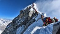 Kiipeilijöiden suma Mount Everestillä on aiheuttanut useita kuolemia.