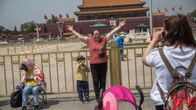 Kiinalaisturistit poseerasivat Tiananmenin aukiolla Pekingissä 16. toukokuuta.