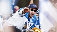 Marko Anttila Kaisaniemen kultajuhlissa pokaalin kanssa maanantaina 27. toukokuuta 2019.
