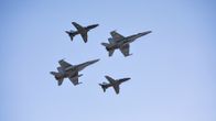 Kuvassa kaksi F/A-18 Hornet -monitoimihävittäjää ja kaksi Hawk-suihkuharjoituskonetta Tikkakosken varuskunnan taivaalla 1. huhtikuuta 2019.