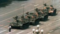 Mies seisoo panssarien edessä Tiananmenin aukiolla kesäkuussa 1989. 