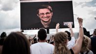 Edward Snowden skreenillä Roskilde -festivaaleissa.