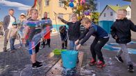 Islantilaiset lapset tekevät saippuakuplia.
