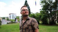 Jukka Kuronen Riihimäen Lasinpuhaltajan patsaalla.