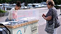 16-vuotias Aliisa Laakso tekee jäätelöpalloa Ritva Oksaselle