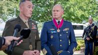 Yhdysvaltain aselajineuvoston puheenjohtaja Joseph F. Dunford kiitti puolustusvoimain komentaja Jarmo Lindbergiä pitkästä yhteistyöstä.