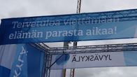 Tekstilakana Suomipop-tapahtuman sisäänkäynnissä.