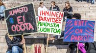 Nuoret osoittavat mieltään Tuomiokirkon portailla.