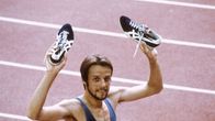 Lasse Viren tuulettaa 5000 metrin olympiavoittoaan Montréalissa vuonna 1976.