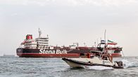 Iranin vallankumouskaartin vene kulkee Stena Bulk -tankkerin ympärillä.